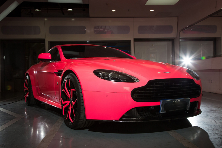 Chân dài khoe 'cặp tuyết lê' căng tròn bên Aston Martin - 11