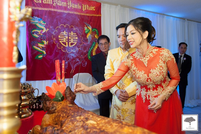 Cả 2 thắp nhang cho ông bà tổ tiên. Vốn sinh ra trong gia đình gia giáo, lễ ăn hỏi của Phạm Thanh Thảo và ông xã được tổ chức đúng nghi lễ truyền thống của người Việt.