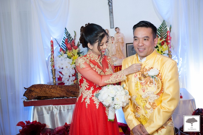 Công chúa Thỏ tinh tế chăm chút lại cổ áo cho chú rể.