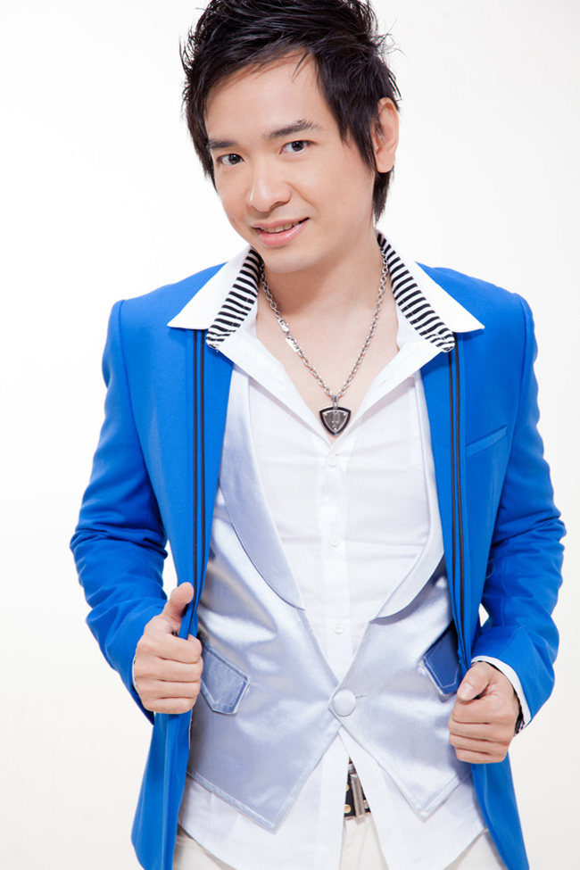 Đến năm 2007, anh đột ngột biến mất trong làng giải trí. Tới năm 2012, anh quay trở lại và chia sẻ câu chuyện mình bị chơi ngải. Việt Quang tiếp tục đi hát nhưng không thành công.