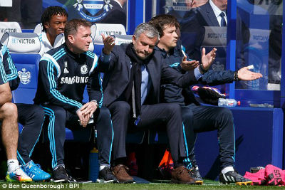 Mourinho ngán ngẩm trên băng ghế chỉ đạo
