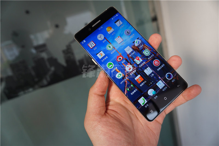 Hình ảnh chiếc smartphone Oppo R7 với viền màn hình siêu siêu mỏng, hay thậm chí là bằng "0" vừa rò rỉ khiến nhiều người không khỏi ngạc nhiên.
