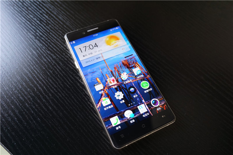 Nhìn vào ảnh có thể thấy, chiếc smartphone này sở hữu thiết kế khá thanh thoát và vuông vắn, kích thước máy mỏng, màn hình tràn ra ngoài cạnh và gần như không có viền.
