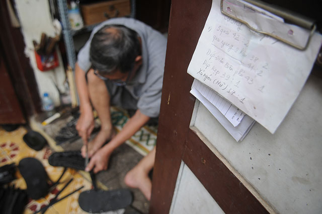 Số lượng đặt hàng dép lốp của ông ngày càng nhiều vì mọi người muốn nhớ về những điều xưa cũ và cũng tiện dụng, thoải mái, dễ đi lại.&nbsp;