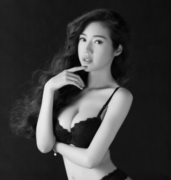 Elly Trần trước và sau khi sinh con thân hình không có gì khác biệt, thậm chí càng mặn mà hơn