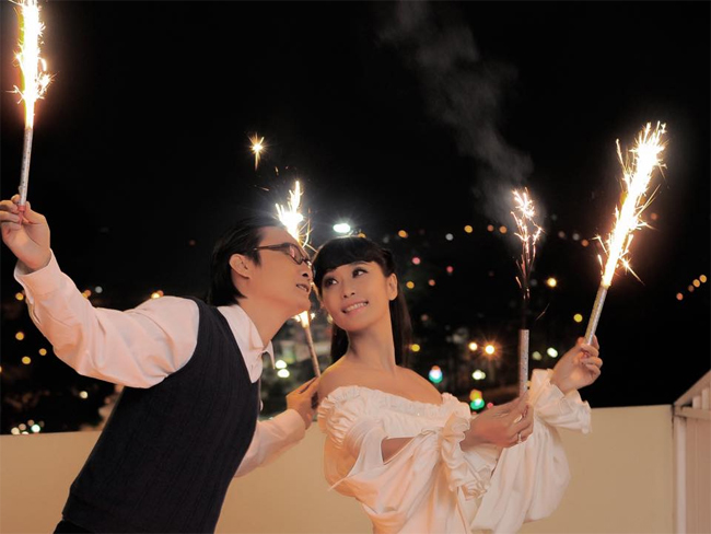 Trải lòng về mối tình 10 năm cùng nhạc sỹ Nguyễn Nhất Huy, Lê Kiều Như cho biết: &#34;Tôi là một cô gái quê, lạc vào một khu vườn cổ tích, khu vườn cổ tích ấy rất đơn giản chỉ có một hoàng tử sống hết mình cho một tình yêu, và cô gái quê ấy đã ôm trọn, nuôi dưỡng con tim của vị hoàng tử này, cho đến ngày đơm hoa kết trái.&#34;