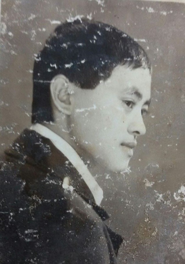 Giang Còi chia sẻ hình ảnh thời trai trẻ qua một bức hình đậm dấu ấn thời gian. Nghệ sỹ hài sở hữu gương mặt nhỏ nhắn, hiền lành.