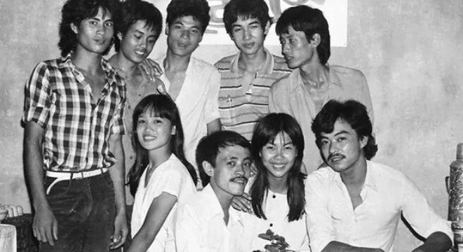 Giang Còi còn lưu giữ ảnh kỷ niệm cùng bè bạn, khi đó anh khá gầy gò. Hàng ria đặc trưng của Giang Còi đã được anh &#34;xây dựng thương hiệu&#34; từ thời trẻ.
