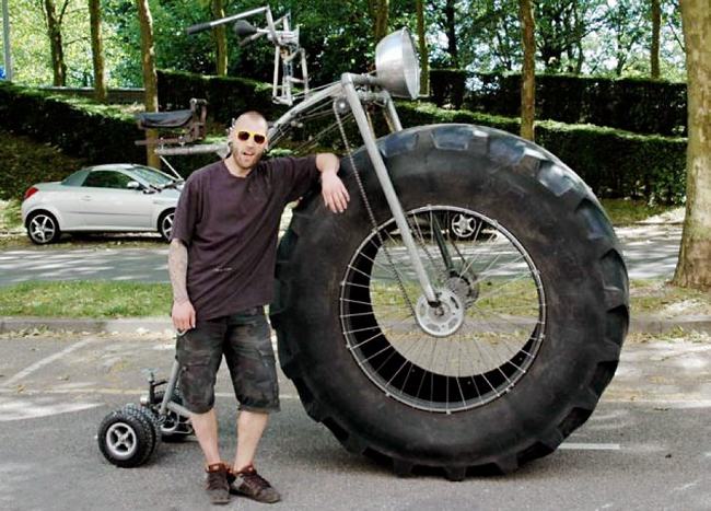 Wouter van den Bosch, 29 tuổi, đã chế tạo chiếc xe đạp khổng lồ nặng 450kg với phụ tùng do bạn bè và một công ty máy cày tặng.&nbsp;Anh trở thành một hiện tượng trên mạng chia sẻ YouTube sau khi đoạn video ghi lại cảnh anh đạp chiếc xe “khủng” dạo phố được đăng lên mạng