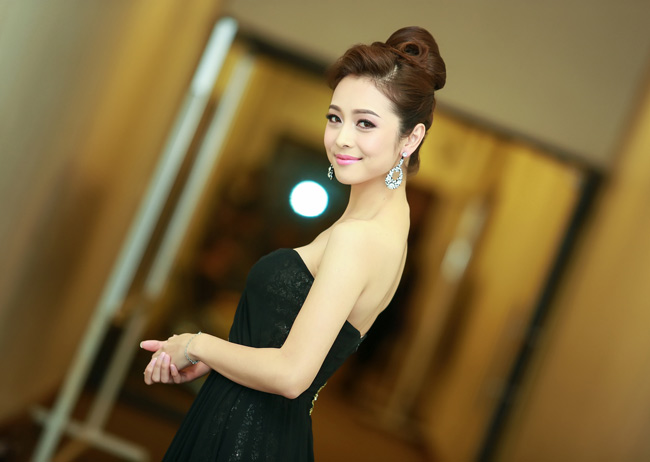 Dù đôi lần chưa làm hài lòng khán giả với trang phục quá gợi cảm nhưng không ai có thể phủ nhận Jennifer Phạm là người đẹp &#34;thiêu đốt&#34; mọi ánh nhìn.&nbsp;
