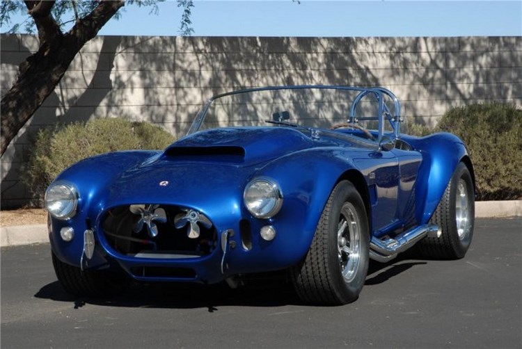 Shelby Cobra 427 Super Snake 1966 có giá bán 5,5 triệu USD vào năm 2007. Hiện gia đình xe mang biệt danh &#34;Super Snake&#34; chỉ còn duy nhất một chiếc xe này tồn tại. Đó cũng là một lí do khiến chiếc xế cổ này rất đắt đỏ.