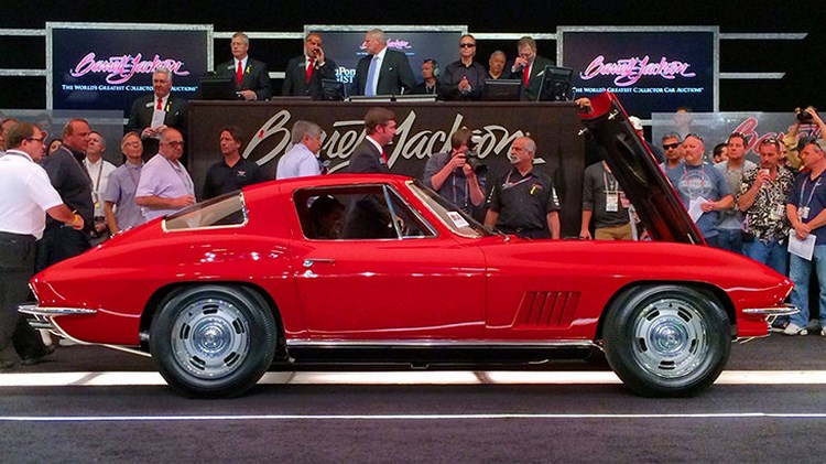 Chevy Corvette L88 1967 chỉ có duy nhất 20 chiếc được sản xuất. Trong đó chỉ có 1 chiếc được sơn màu đỏ. Xe được dân sưu tầm xế cổ mua với giá 3,85 triệu USD tại một sàn đấu giá ở Mỹ vảo năm 2014.