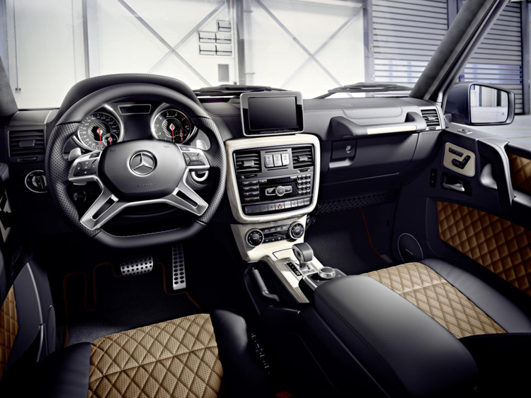 Về nội thất, Mercedes-Benz AMG EDITION 463 có không gian nội thất khác biệt với cụm đồng hồ và ghế bọc da hai tông màu. Trong đó, ghế được bọc da giả sợi carbon và chỉ khâu màu đối lập.
