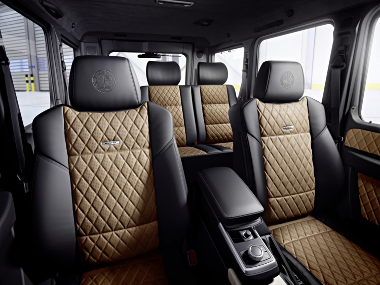 Ghế và mặt trong cửa được khâu hình viên kim cương. Bộ phụ kiện bằng sợi carbon và tay nắm cửa bọc da Nappa là những điểm mới khác trong Mercedes-Benz AMG EDITION 463.&nbsp;
