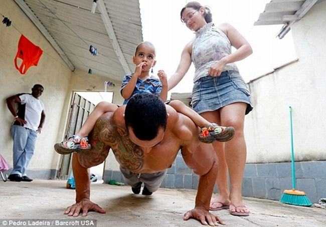 Romario bắt đầu làm quen với họ và được giới thiệu chất synthol &#40;hỗn hợp dầu và cồn tiêm vào cơ bắp&#41; để làm tăng kích thước cánh tay.