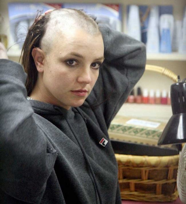 Quay trở lại năm 2007, khi công chúa nhạc Pop Britney Spears bắt đầu theo đuổi hình tượng mới bằng cách cạo trọc nửa đầu, có người đã thu thập lại những sợi tóc của cô và rao bán với giá 1 triệu USD &#40;hơn 21 nghìn tỷ đồng&#41;. Ebay sau đó đã tiến hành đóng cửa tài khoản rao bán vì vi phạm các chính sách của mạng mua bán này.