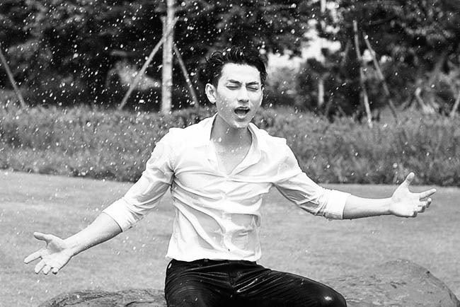 Vẻ điển trai, hào hoa khiến anh nổi tiếng nhất nhóm 365.