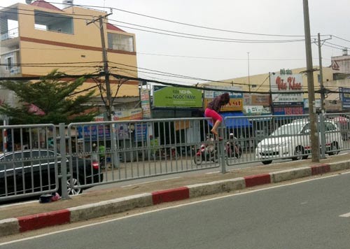 Người đi bộ: “Phương tiện” nguy hiểm - 2