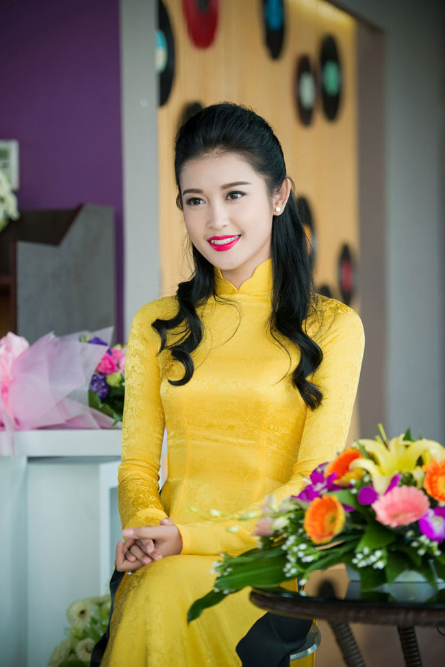 Á hậu Huyền My xinh đẹp trong tà áo dài
