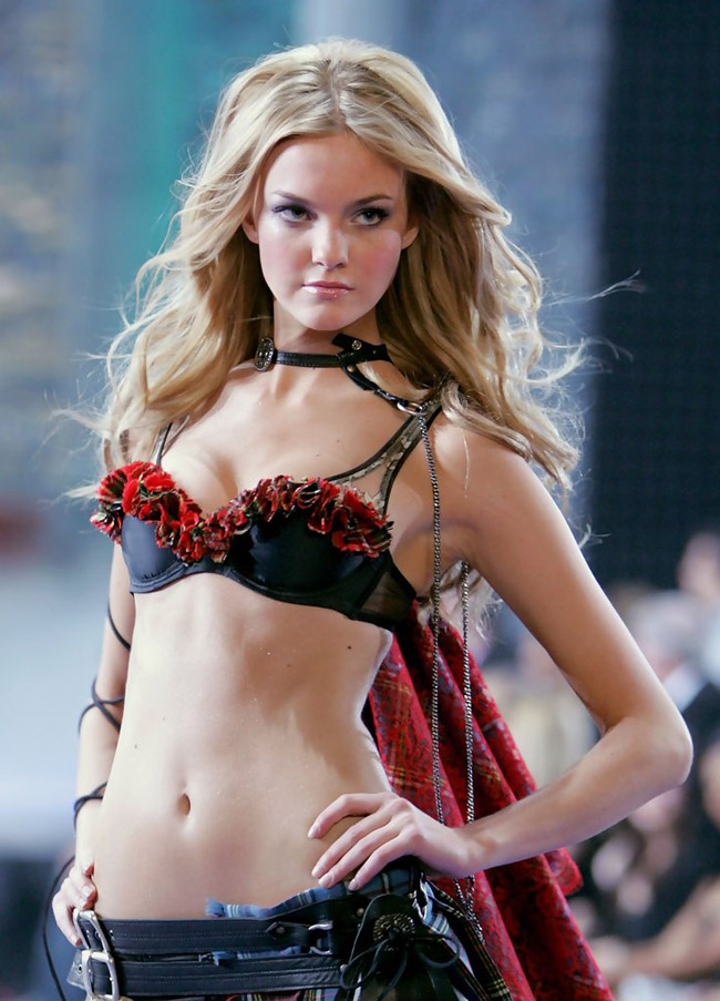 Riley Keough từng sải bước trên sàn diễn của hãng đồ lót Victoria&#39;s Secret năm 2014.