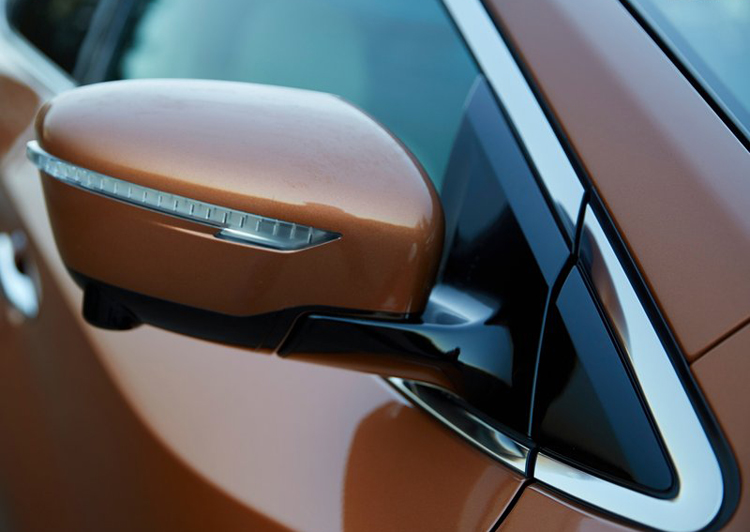 Hãng xe Nhật Bản vừa chính thức công bố mức giá dành cho mẫu xe Nissan Murano 2015 với mức khởi điểm 29,560 USD (chưa bao gồm 885 USD phí vận chuyển), và sẽ có sẵn tại các đại lý trong tháng 12.
