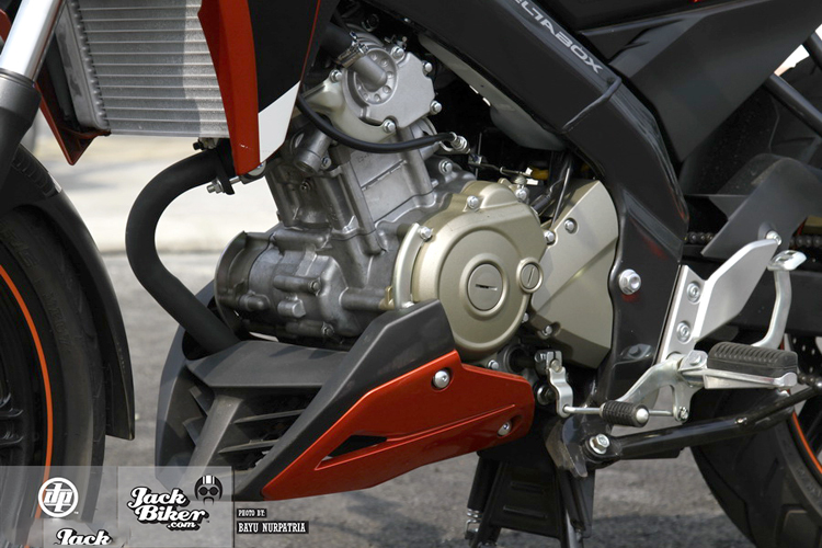 Yamaha FZ150i mới còn nhận được những điều chỉnh khác nằm ở tấm chắn bùn sau, chữ số trên đồng hồ, mỏ cày ốp gầm máy và động cơ được hiệu chỉnh.
