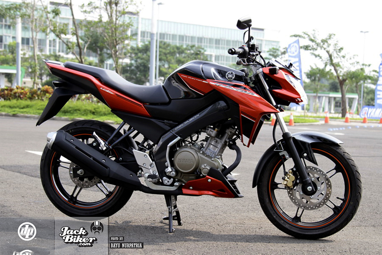 Một trong những nâng cấp đáng chú ý khác trên Yamaha FZ150i mới đến từ động cơ, với những điều chỉnh nằm ở linh kiện ở bộ hơi đầu bò.
