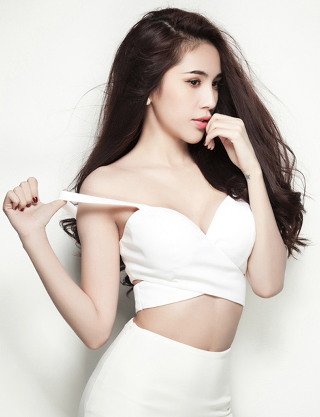 Thủy Tiên cũng là một trong những ca sỹ nổi tiếng hở bạo và biết cách khoe đường cong hoàn hảo trước ống kính.
