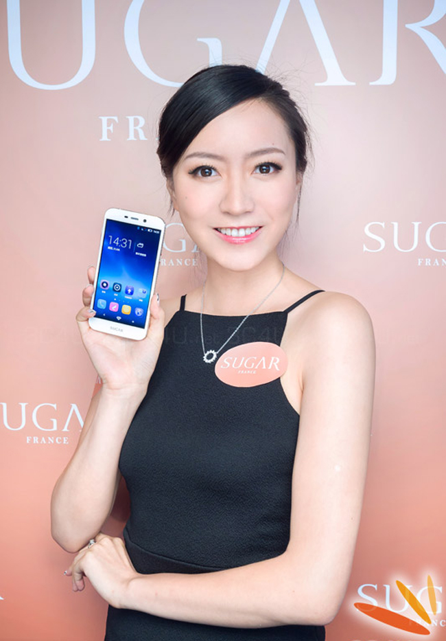 Những chân dài nóng bỏng cùng smartphone - 10