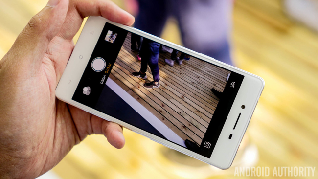 Oppo R7 được trang bị camera sau 13MP sử dụng công nghệ cảm biến ảnh ISOCELL và camera trước Golden Angle 8MP.
