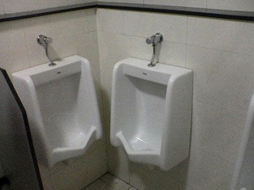 Bồn tiểu thân thiện giúp bạn gặp gỡ và làm quen những người bạn mới.

Giờ đây bạn có thể thoải mái nói chuyện với bạn thân khi cả hai đều có nhu cầu &#34;giải quyết&#34;.&nbsp;