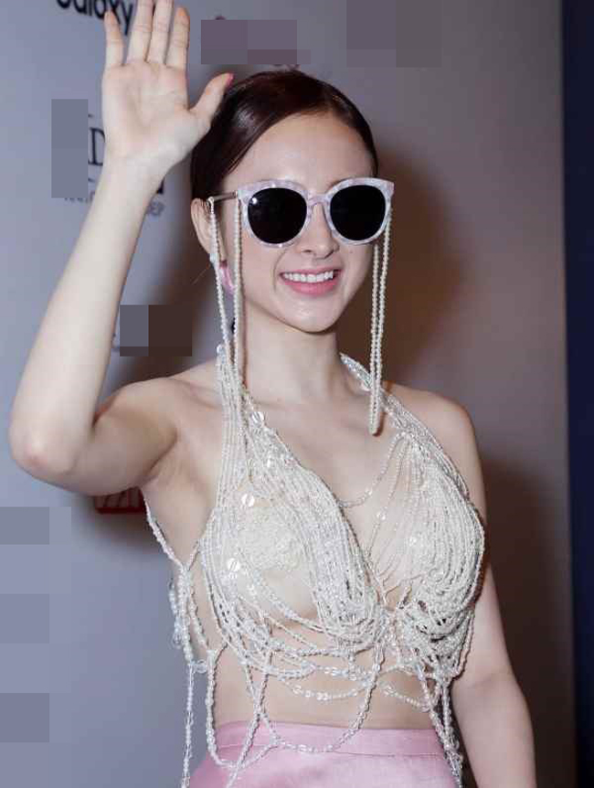 Angela Phương Trinh luôn biết cách gây chú ý với truyền thông và công chúng. Trong một sự kiện cách đây không lâu, cô đã gây sốc với trang phục đính cườm &#34;mát mẻ&#34; này