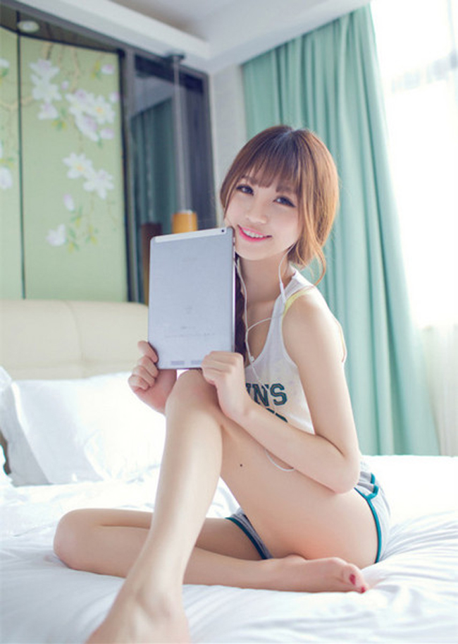 Những cô nàng gợi cảm thích "tự sướng" bên smartphone - 2
