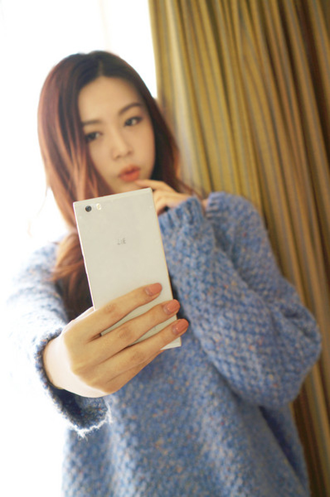 Những cô nàng gợi cảm thích "tự sướng" bên smartphone - 11
