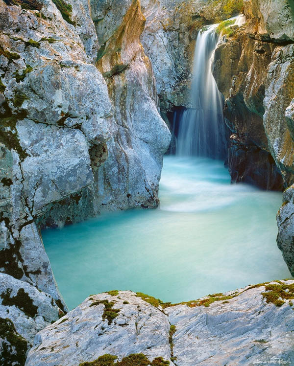 Dòng sông chảy qua đỉnh núi cao nhất Slovenia là Triglav (2.864 m) trước khi đi về phía nam qua các thị trấn Bovec, Kobarid, Tolmin, Kanal ob Soči, Nova Gorica. Sau đó, dòng sông chuyển dòng 1 cách đột ngột về hướng đông nam, đến Gorizia gần biên giới Italy-Slovenia trước khi đổ ra biển Adriatic tại vịnh Trieste, gần thị trấn Monfalcone.
