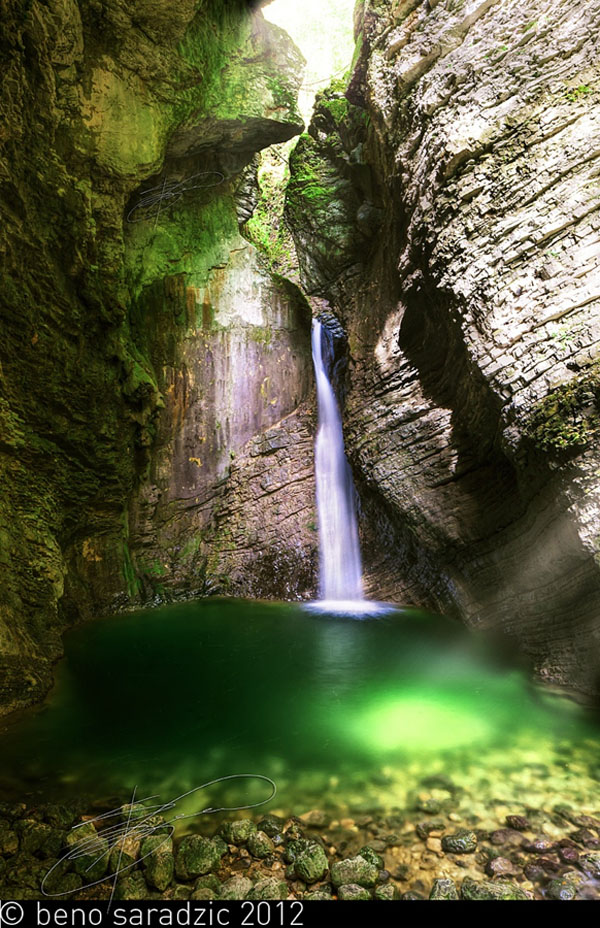 Do chảy qua địa phận hai quốc gia, ở Slovenia, sông có tên Soca, còn tại địa phận nước Italy, dòng sông được biết tới với tên gọi Isonzo.
