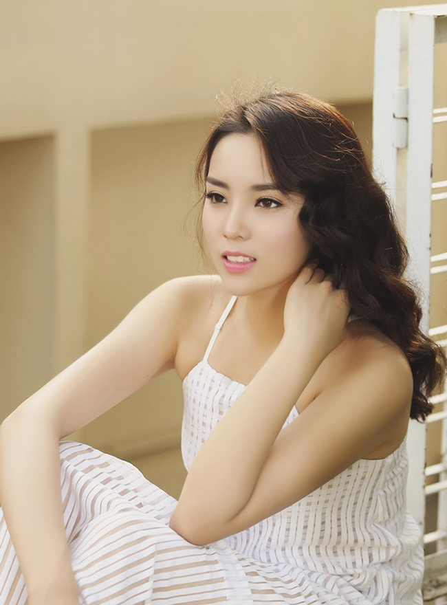 Sức nặng của vương miện đang đè lên đôi vai của hoa hậu 9x.&nbsp;