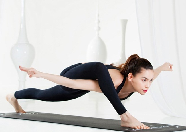 Nữ ca sĩ có thể thực hiện được nhiều động tác khó của bộ môn này