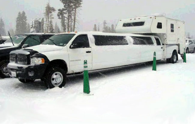 6. Dodge Camper Limo không những có thân hình dài rộng mà còn được thiết kế một khoang nhà di động phía sau cung cấp không gian ngủ nghỉ vô cùng thoải mái.