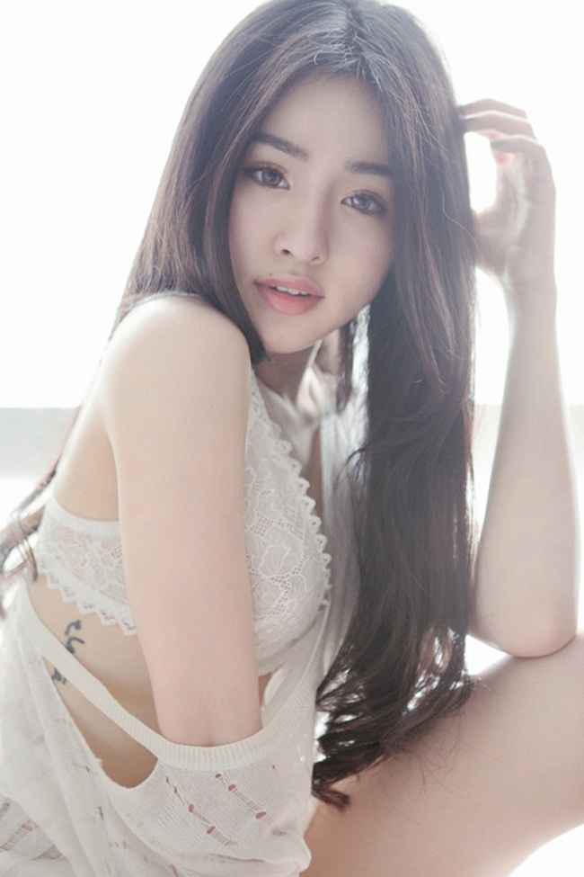 Giống như những bóng hồng trước của Vĩnh Thụy, Kim Ngân có nhan sắc ưa nhìn cùng vóc dáng nóng bỏng