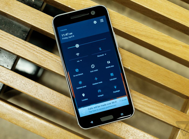 Màn hình của chiếc smartphone này có khả năng tùy biến màu sắc hiển thị, viền màn hình tương đối mỏng, và chiếm tới gần 71,1% tỉ lệ tổng thể của máy.