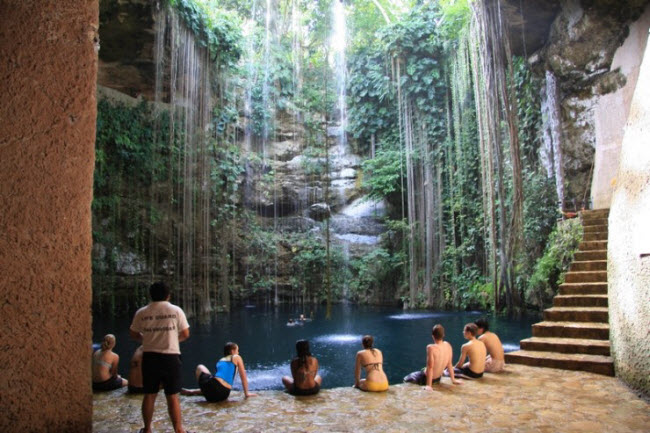 Du khách có thể vừa ngắm cảnh thiên nhiên tuyệt đẹp, vừa thỏa thích bơi dưới hồ nước trong xanh khi tham quan hồ&nbsp;nước Chichén Itzá.