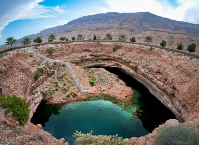 Hồ nước tự nhiên trong vườn quốc gia Hawiyat ở Oman có phong cảnh rất đẹp và là địa điểm lý tưởng cho những người thích bơi lặn.
