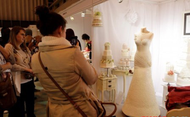 Chiếc váy cưới bằng bánh độc đáo này là ý tưởng từ cô con gái 6 tuổi của chị Donna.