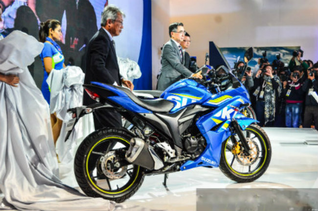 Hiện Gixxer là đối thủ nặng ký của các mô tô như Bajaj Pulsar 150 DTS-i, Yamaha FZ-S V2.0 và Honda CB Trigger.