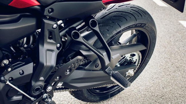 Yamaha Tracer 700 2016 sở hữu gắp sau dài hơn 50 mm so với MT-07 để mang đến sự ổn định khi chạy ở tốc độ cao. Thiết kế này đặc biệt hữu ích khi Yamaha Tracer 700 2016 chở theo hành khách và hành lý phía sau.