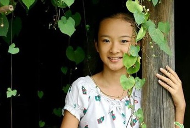 Angela Phương Trinh nổi tiếng từ khi còn rất nhỏ nhờ hàng loạt vai trong những bộ phim truyền hình có lượng rating rất cao như Kính vạn hoa, Người mẹ nhí, Mùi ngò gai...