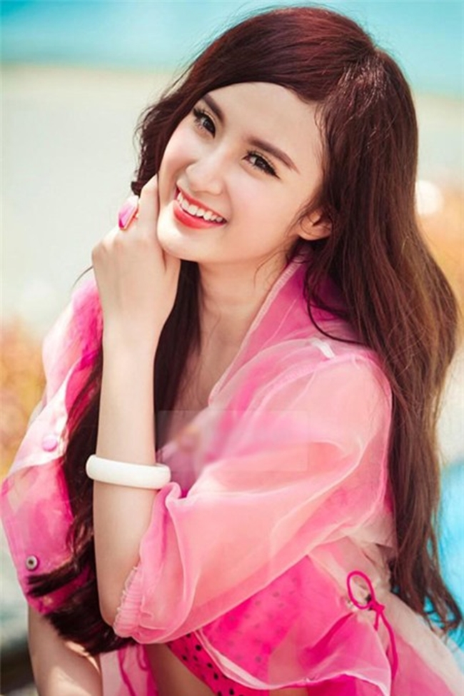 Tuy nhiên, khi đã bước qua tuổi 20, người ta lại thấy Angela Phương Trinh hiền dịu và đằm thắm trở lại. Cô không còn những phát ngôn gây sốc hay scandal, thay vào đó là việc chú trọng giữ gìn hình ảnh của mình. Gần đây, bộ phim &#34;Taxi, em tên gì?&#34; đóng cùng Trường Giang của Angela Phương Trinh nhận được nhiều lời khen ngợi.