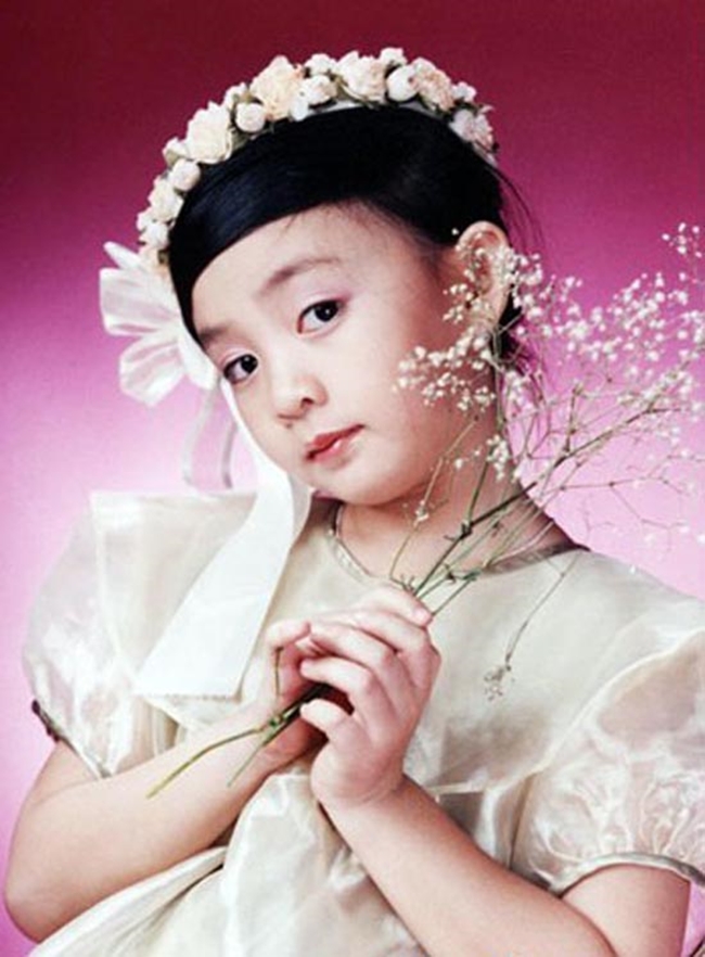Bé Xuân Mai được bố mẹ cho đi hát, biểu diễn và nổi tiếng từ lúc 2 tuổi rưỡi. Từ đó trở đi, hầu như thời gian của em dành cho công việc biểu diễn và hoạt động nghệ thuật. Xuân Mai kiếm được rất nhiều tiền từ khi còn bé nhưng chính điều này lại khiến nhiều người xót xa vì tuổi thơ bị đánh mất của cô bé.