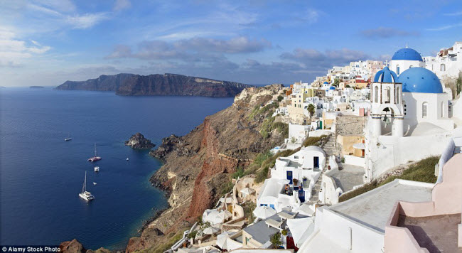 Hòn đảo Santorini ở Hi Lạp nổi tiếng với bờ biển gồ ghề và những ngôi nhà màu trắng xanh bắt mắt.
